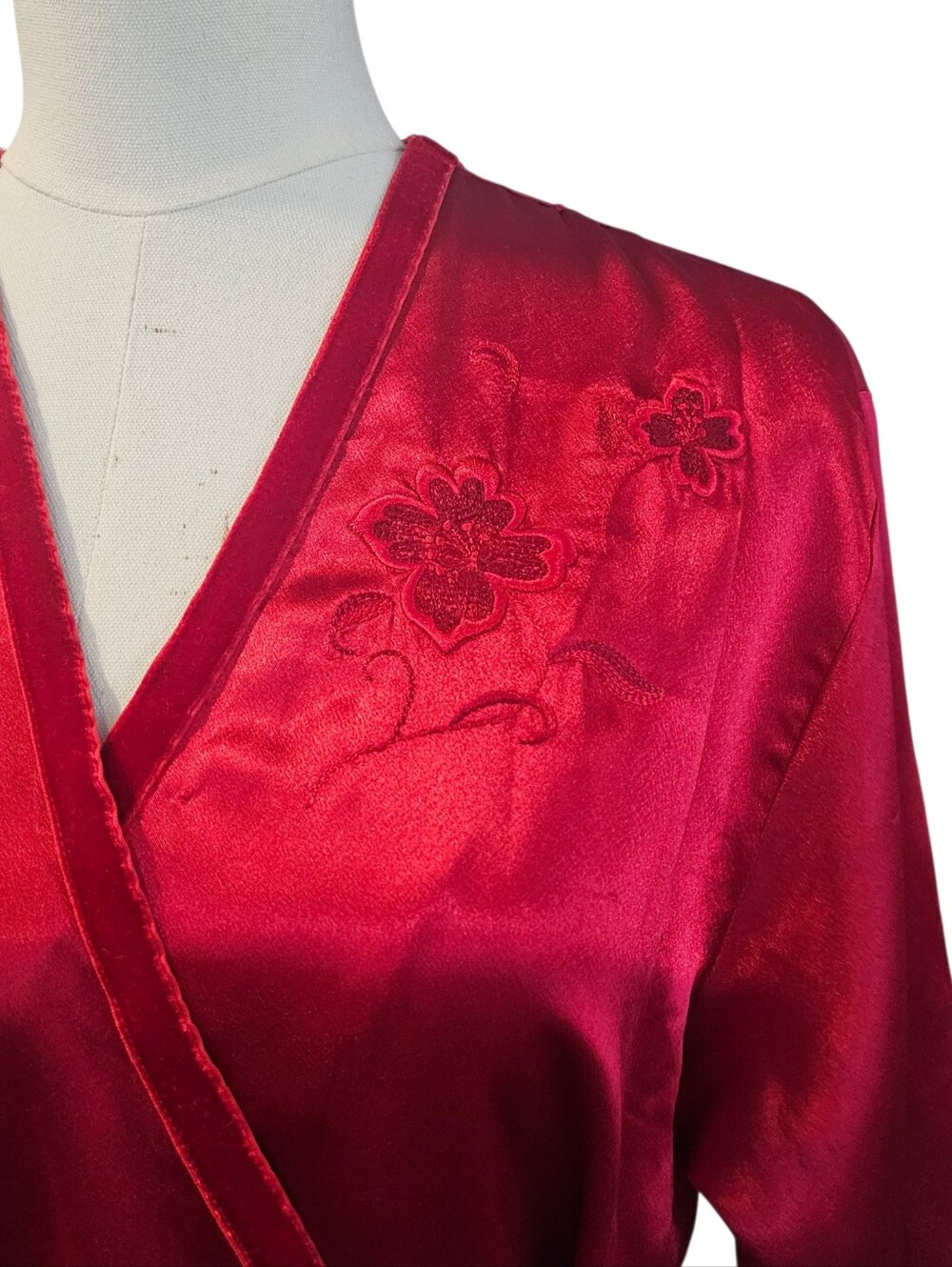 Vintage Oscar de la Renta Red Satin Wrap Robe with Embroidered Detail L - Picture 5 of 6